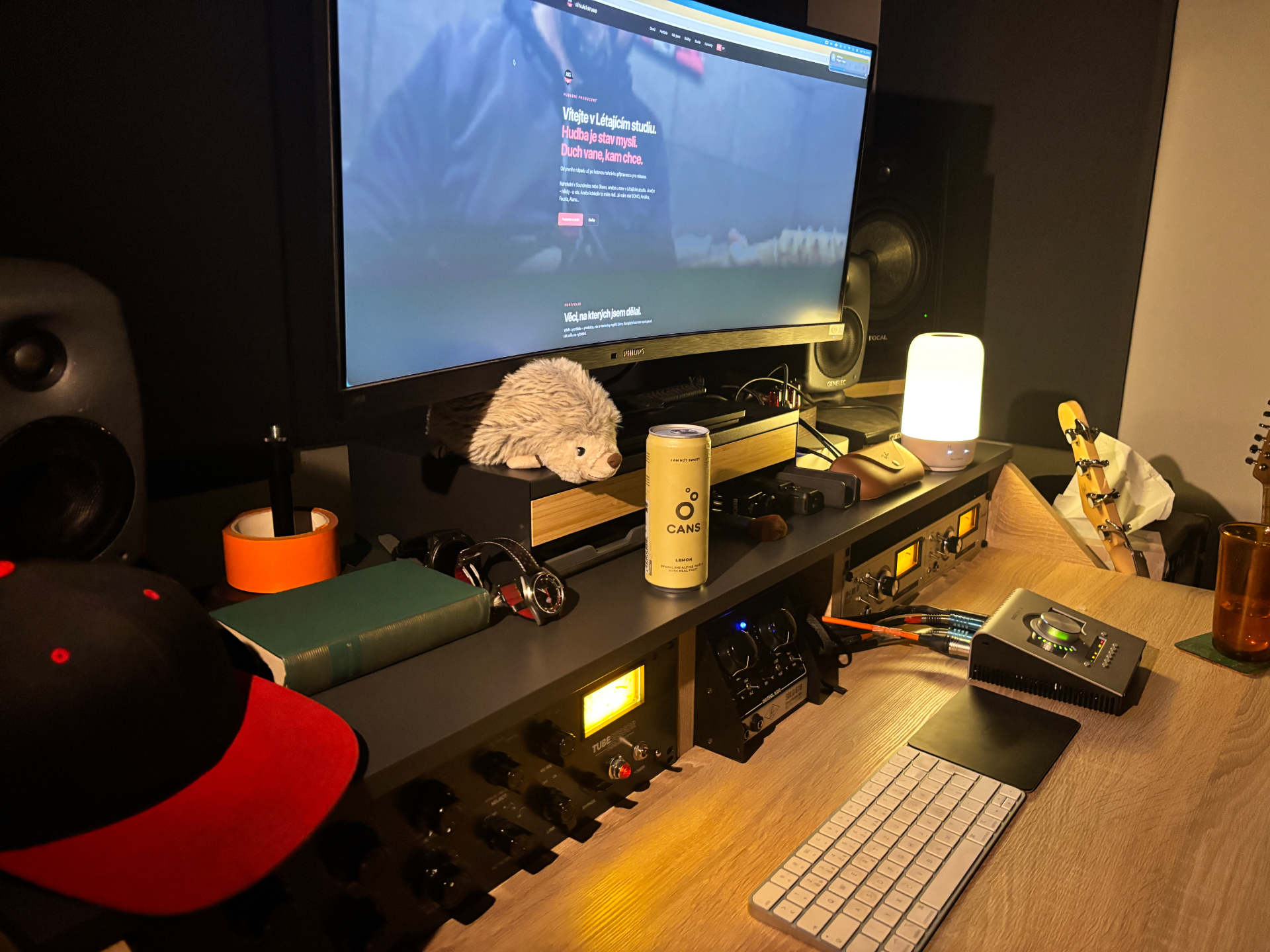 Pracoviště v Létajícím studiu – monitory, předzesilovače a audio interface